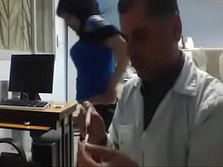 Arabischer Arzt mit Patienten
