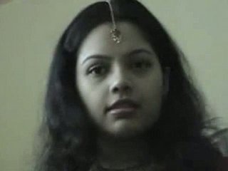 愛らしいインドの女の子は自家製のセックスビデオでポーズをとっています