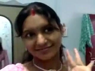 Dirty-minded lelijke Indiase getrouwde vrouw flitsen haar grote tieten in beha op cam